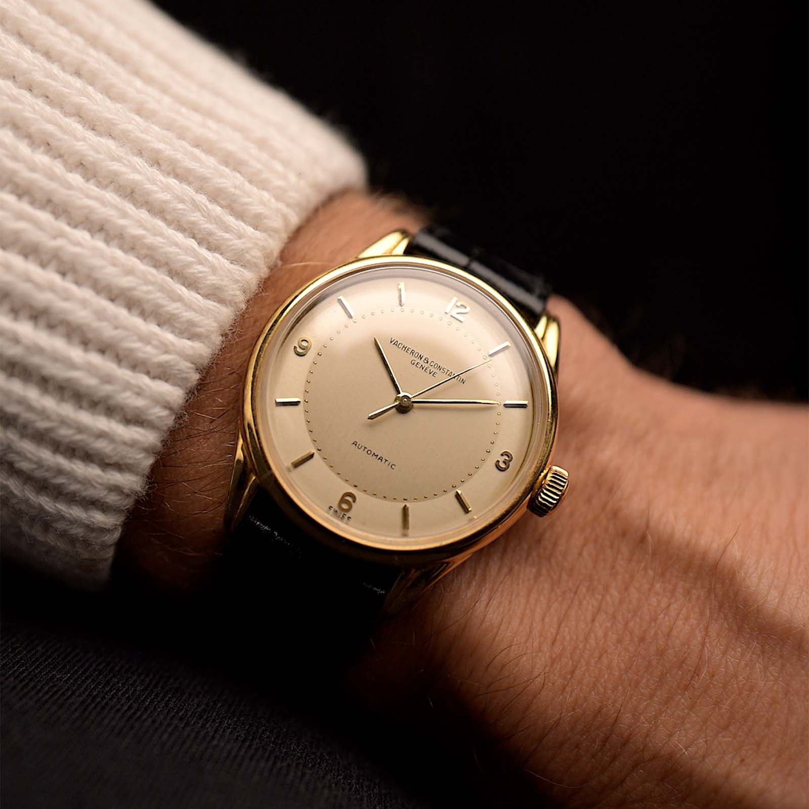 Orologio Vacheron Constantin Patrimony Spillmann vintage degli anni '40 su un polso. 34,5 mm con cassa in oro giallo 18 carati, quadrante bicolore champagne, movimento automatico e cinturino in pelle.