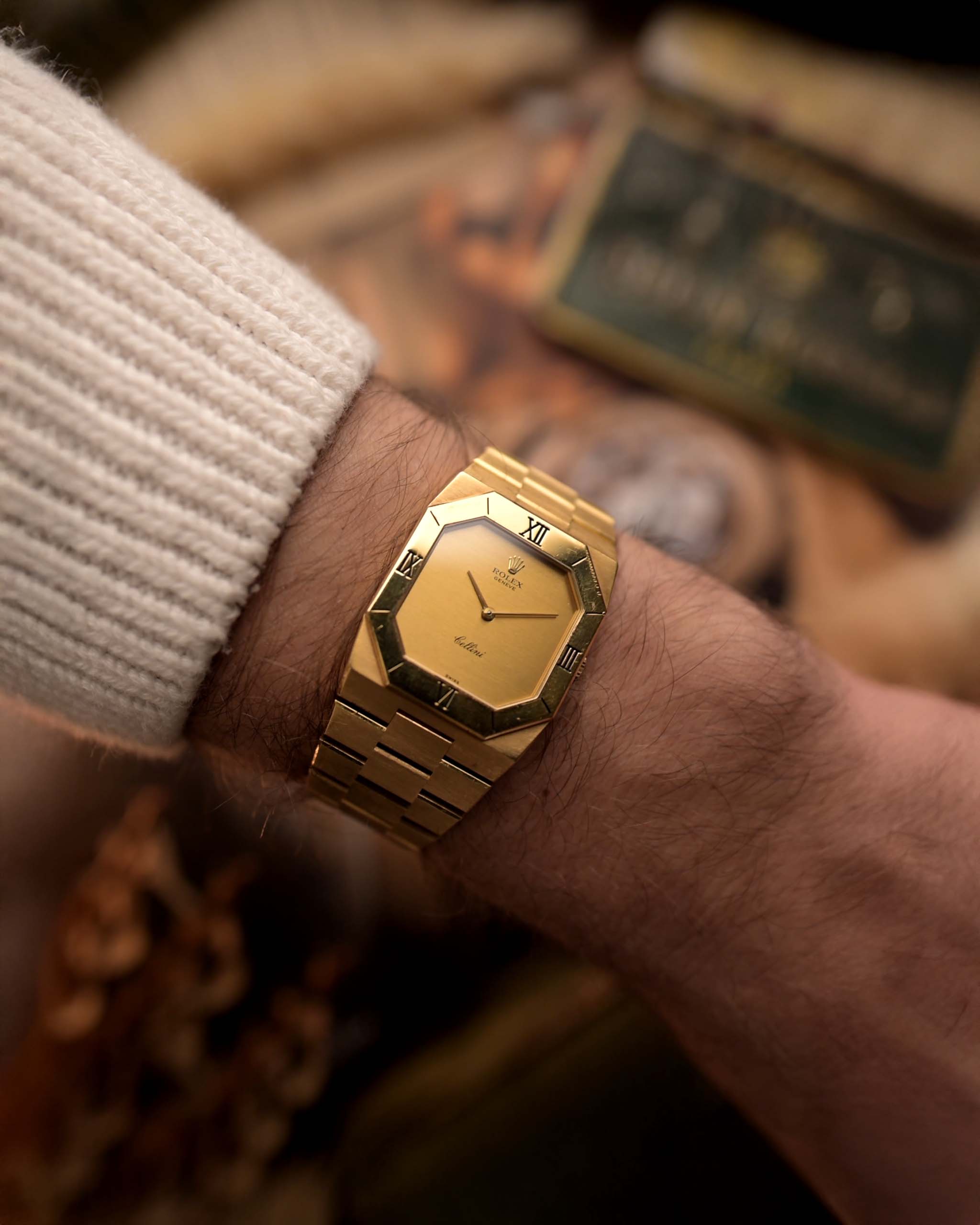 Orologio vintage Rolex Cellini 4350 in oro giallo 18 carati, cassa ottagonale, quadrante spazzolato dorato, movimento manuale, al polso, sfondo sfocato