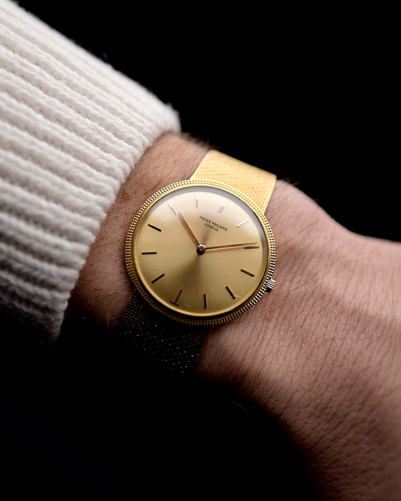 Video di un Patek Philippe Calatrava 3520 18k vintage degli anni '70 al polso. Cassa da 32 mm in oro giallo 18k con movimento a carica manuale, quadrante originale Sunburst e bracciale originale in oro 18k.