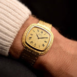 Orologio quadrato vintage Piaget 75121 Roman Bark degli anni '70 al polso. 34 mm in oro giallo 18 carati con movimento al quarzo, quadrante in oro impeccabile e bracciale integrato.
