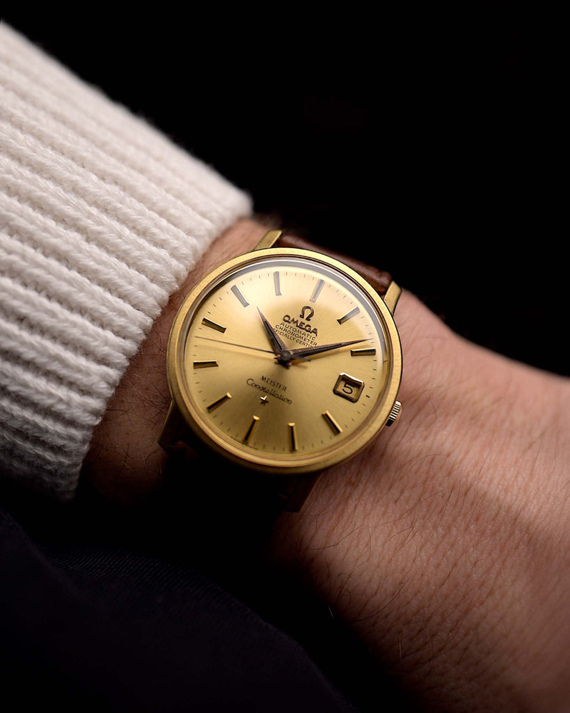 Omega Constellation 168018 Date "Meister" 1967, con cassa in oro giallo 18 carati da 35 mm, quadrante sunburst e raro design a doppia firma sul polso