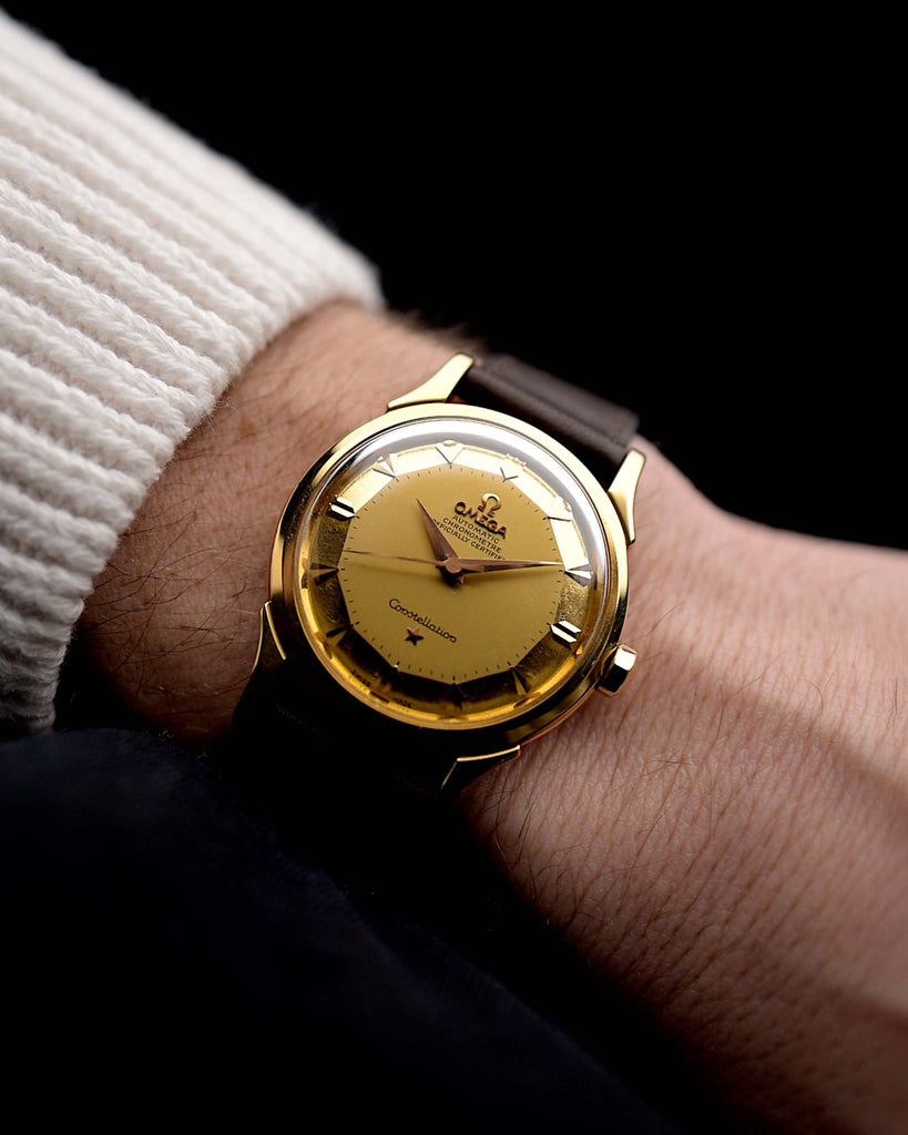 Video di un Omega Constellation 2852 Pie Pan Arrow del 1956 al polso. Cassa da 35 mm in oro giallo, calibro 505, cronometro automatico, quadrante Pie Pan in oro, cinturino in pelle marrone.