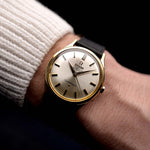 Video di un Omega Constellation 167005 vintage del 1963 al polso. In oro giallo 18 carati, 34 mm, Calibro 551 cronometro automatico e quadrante originale in argento.