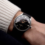Video di un Omega Constellation 14900 Pie Pan Black del 1961 al polso. Cassa in acciaio da 34 mm con cronometro automatico Calibro 551, quadrante pie pan nero originale e cinturino in pelle.