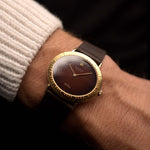 Rolex Cellini 4083 Ombre vintage del 1973 al polso. 33 mm con cassa in oro giallo 18 carati, movimento a carica manuale, quadrante originale marrone Ombre e cinturino in pelle.