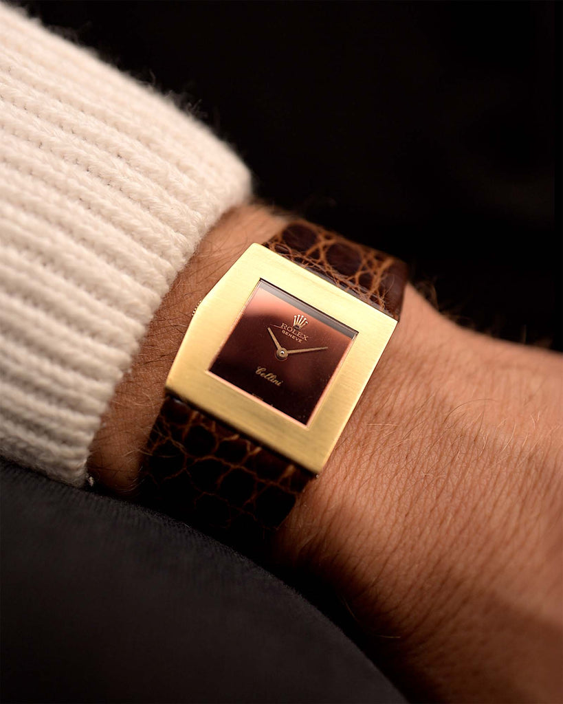 Orologio vintage Rolex Cellini 4017 Midas Ruby Red degli anni '70 al polso. 28 mm con cassa in oro giallo 18 carati, movimento a carica manuale, quadrante lucido rosso rubino e cinturino in pelle originale Rolex.