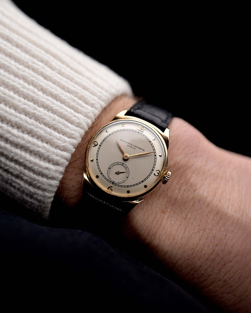 Video di un Vacheron Constantin Sub Second 18k Railroad degli anni '40 al polso. Cassa da 29 mm in oro rosa 14k con movimento a carica manuale, quadrante originale bianco-argento e cinturino in pelle.