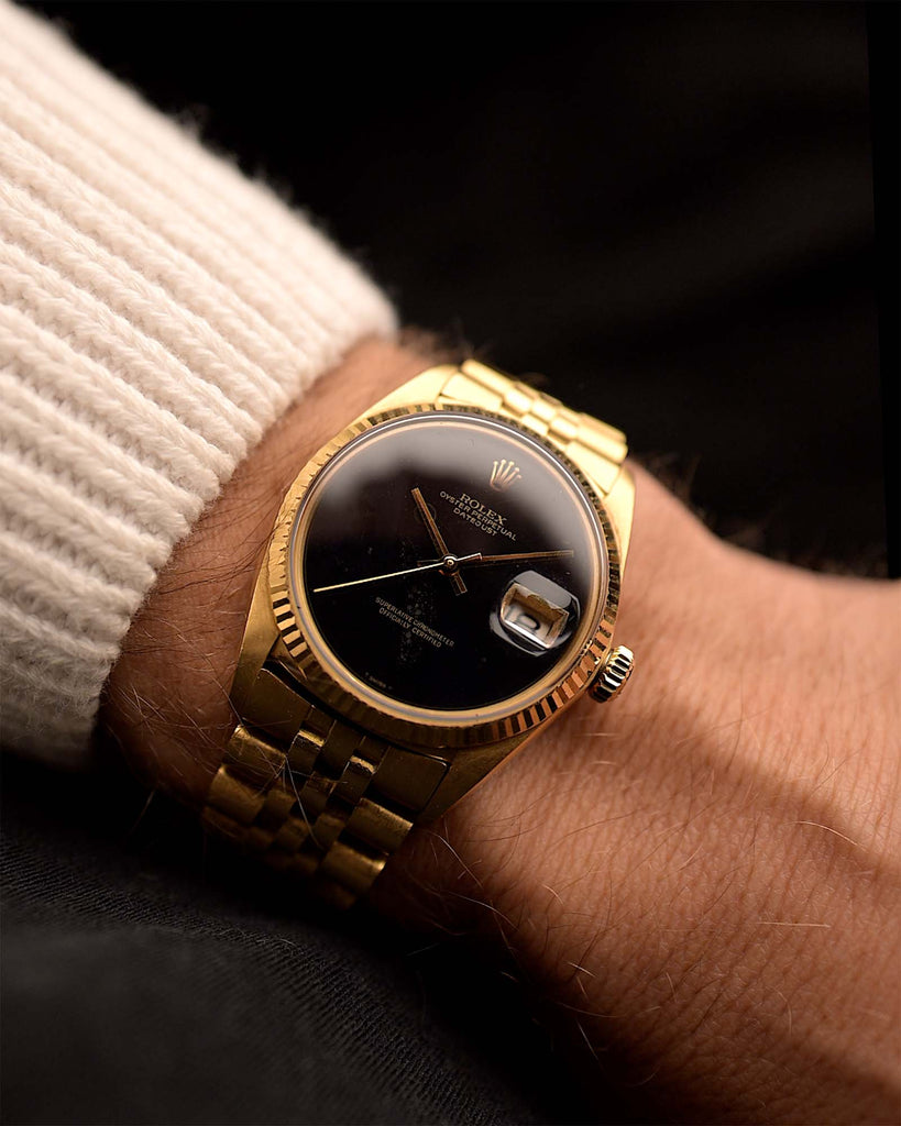 Rolex Datejust 1601 Onyx del 1969 al polso. Vintage Datejust 36 mm in oro giallo 18 carati con calibro automatico 1570, raro quadrante originale in onice e bracciale Jubilee in oro.