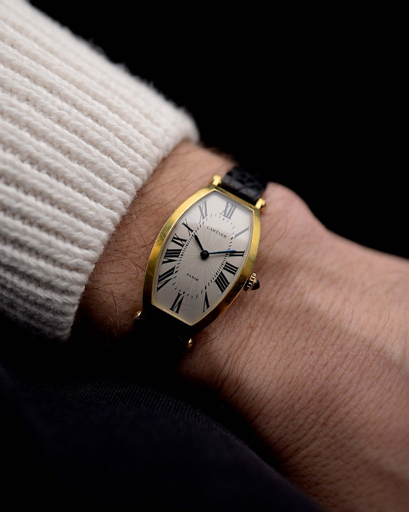 Video di un Cartier Tonneau 18k Guilloché Paris vintage degli anni '80 al polso. 39 mm con cassa in oro giallo 18k, movimento a carica manuale, quadrante originale Guilloché Paris e cinturino in pelle nera.