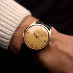 Vacheron Constantin 4217 Rose vintage degli anni '40 al polso. 33,5 mm con cassa in oro rosa 18 carati, carica manuale Cal. V454, quadrante originale color miele e cinturino in pelle.