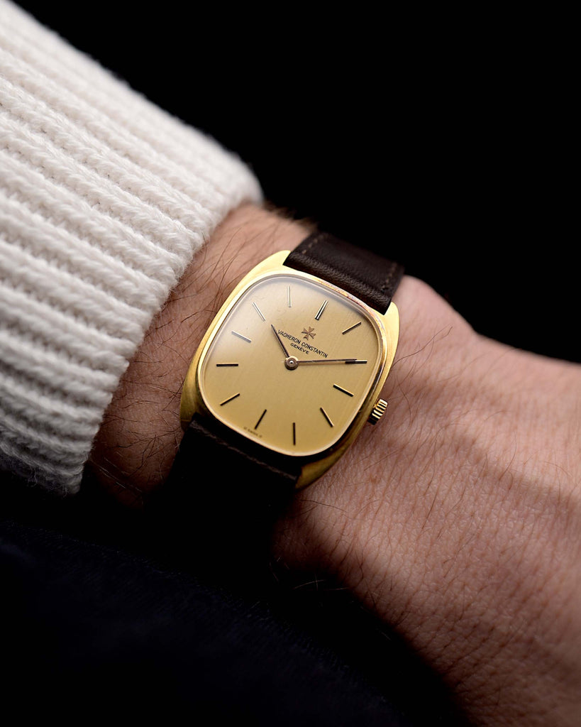 Video di un Vacheron Constantin 39014 Tonneau 18k degli anni '80 al polso. Cassa in oro giallo 18k da 27 mm con movimento a carica manuale, quadrante Sigma originale e cinturino in pelle.