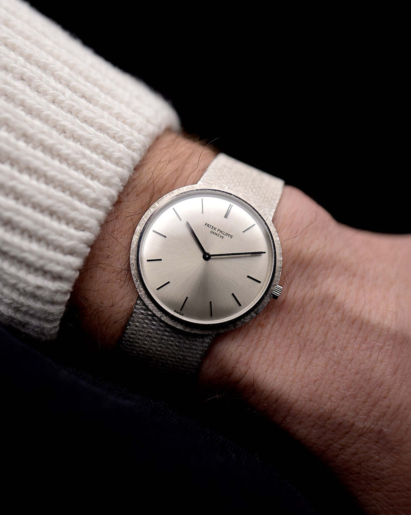 Video di un Patek Philippe 3520 Calatrava 18k degli anni '70 al polso. Cassa in oro bianco 18k da 32 mm con movimento a carica manuale, quadrante originale argentato a raggiera e bracciale in oro bianco.