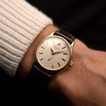 Patek Philippe 3923 Calatrava vintage degli anni '90 al polso. 32 mm in oro giallo 18 carati con movimento a carica manuale, quadrante Sigma, cinturino in pelle originale e fibbia in oro 18 carati.