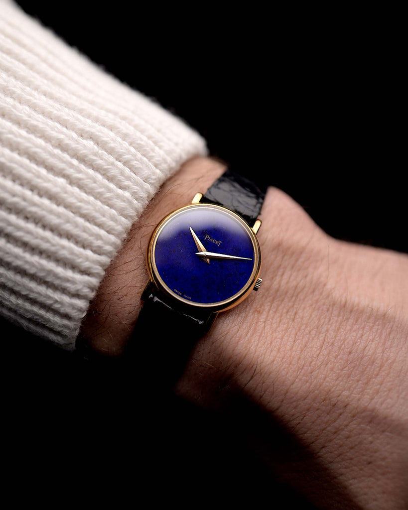 Video di un Piaget 9005 Lapislazuli vintage degli anni '70 al polso. In oro giallo 18 carati, 25 mm, movimento a carica manuale, quadrante originale in Lapislazzuli e cinturino in pelle originale.