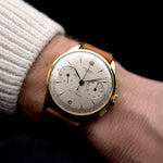 Video di un Vacheron Constantin 6592 Automatico degli anni '60 al polso. Cassa da 35,5 mm in oro giallo 18 carati con movimento automatico, quadrante originale in argento e cinturino in pelle.