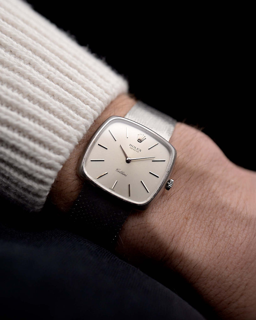 Video di un Rolex Cellini 3805 Square 18k del 1970 al polso. 31,5 mm in oro bianco 18 carati con movimento a carica manuale, quadrante originale argentato e bracciale in oro bianco.