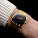 Video di un Vacheron Constantin 39203 Square Black Diamond degli anni '70 al polso. In oro giallo, cassa di 33,5 mm, movimento a carica manuale, quadrante nero, indici in diamanti e bracciale in oro.