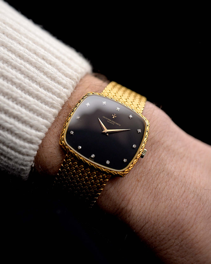 Video di un Vacheron Constantin 39203 Square Black Diamond degli anni '70 al polso. In oro giallo, cassa di 33,5 mm, movimento a carica manuale, quadrante nero, indici in diamanti e bracciale in oro.