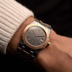 Audemars Piguet Royal Oak 56175 Tantalum Rose 1980 d'epoca al polso. 33 mm con cassa in tantalio e oro rosa, movimento al quarzo, quadrante grigio ardesia e bracciale in tantalio/oro rosa.