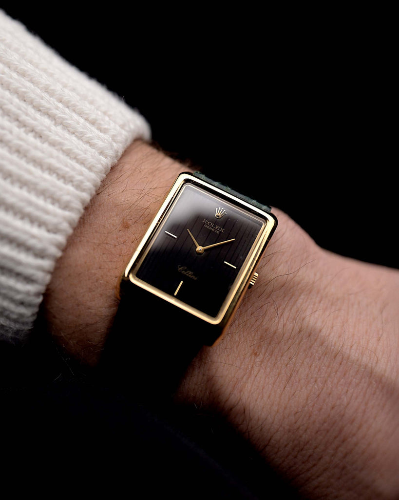 Video di un Rolex Cellini 4105 Rettangolare Nero del 1976 al polso. Cassa in oro giallo 18 carati da 25,5 mm con movimento a carica manuale, quadrante nero arazzo originale e cinturino in pelle.