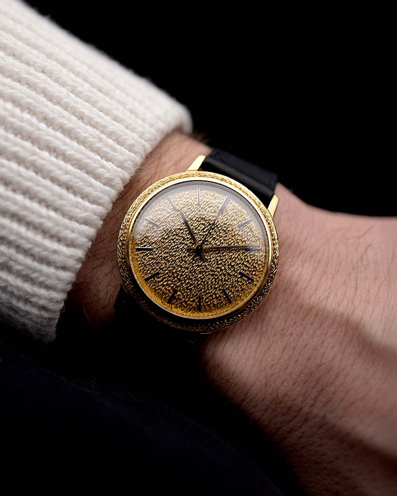 Video di un Patek Philippe Calatrava 3569 Hammered 1970 al polso. Cassa da 36 mm in oro giallo 18 carati con quadrante in oro martellato, movimento automatico e cinturino in pelle originale.
