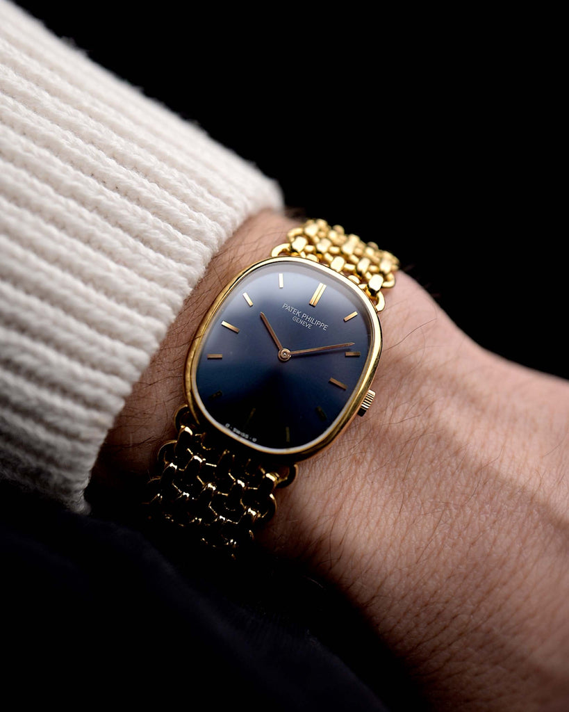 Video di un Patek Philippe Ellipse 3648 d'Or 18k Blue degli anni '70 al polso. Cassa da 27 mm in oro giallo con carica manuale Cal. 23-300, quadrante blu a raggiera e bracciale a maglie d'oro integrato.