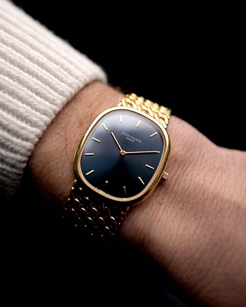 Video di un Patek Philippe Ellipse 3738 Jumbo del 1998 al polso. Con movimento automatico, cassa di 31 mm, 27 rubini, quadrante originale blu a raggiera, bracciale in oro giallo.