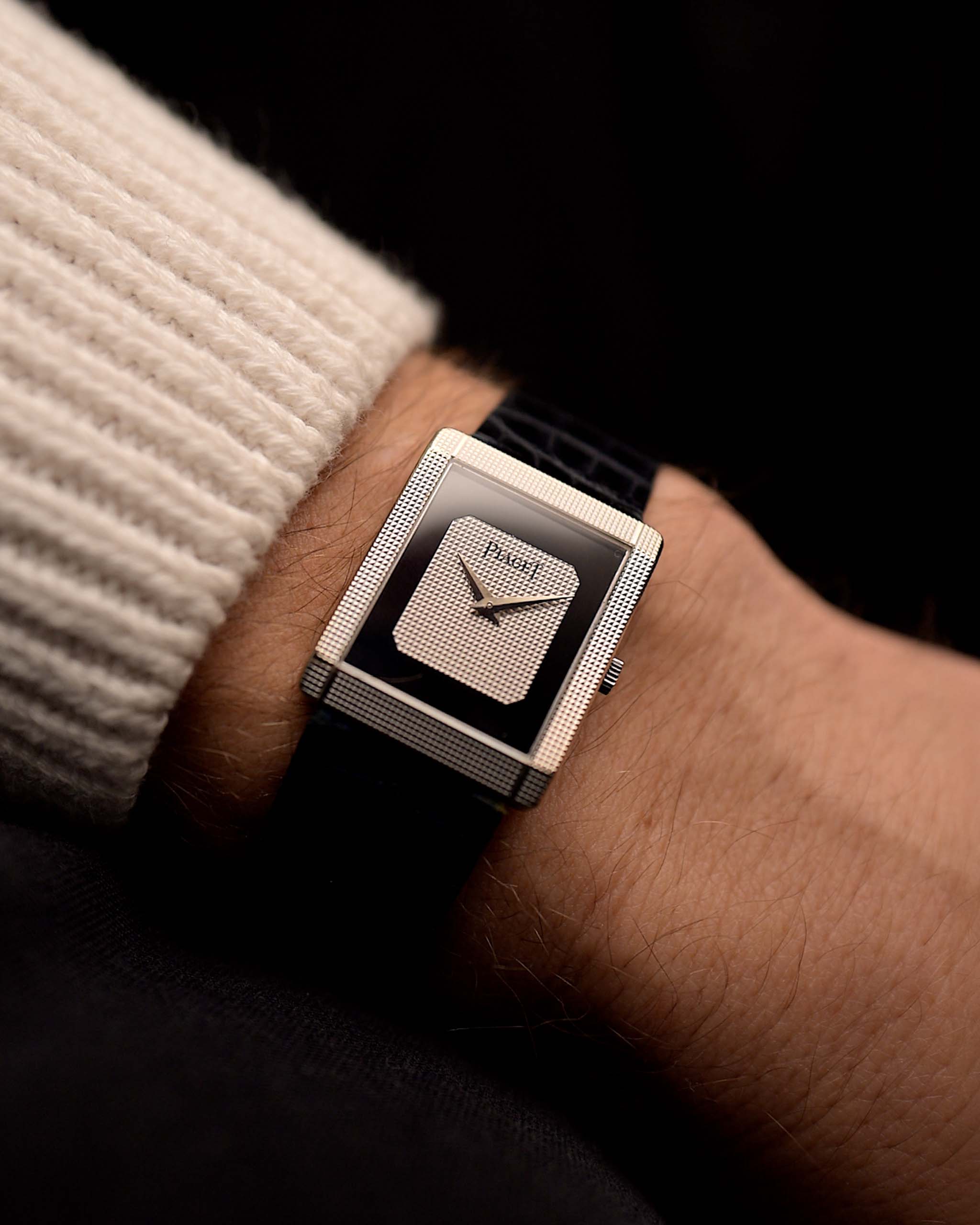 Orologio vintage Piaget Protocole 9151, oro bianco 18 carati, quadrante Onyx, forma a carro armato, movimento Calibro 9P, cinturino in pelle, al polso, video