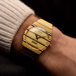 Orologio vintage Piaget Polo 15562, oro 18 carati, quadrante in oro giallo, cassa rotonda, movimento al quarzo, bracciale in oro integrato, al polso, sfondo nero, video