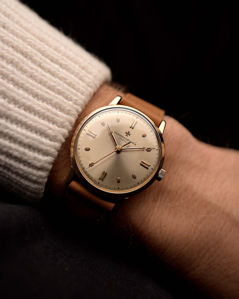 Orologio vintage Vacheron Constantin 2897, oro rosa 18 carati, quadrante argentato, movimento manuale, al polso, sfondo nero, video