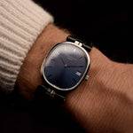 Orologio vintage Patek Philippe 3930 Ellipse, acciaio inossidabile, quadrante blu, cassa a ellisse, movimento al quarzo, al polso, sfondo nero, video