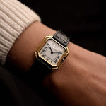 Orologio vintage Cartier Ceinture 78210 in oro giallo 18 carati, quadrante bianco MK3, carica manuale, al polso, sfondo nero, video