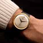 Orologio Rolex Zephyr 9522 vintage, cassa disco volante in oro 18 carati, quadrante argento, carica manuale, cinturino nero su polso su sfondo nero, video