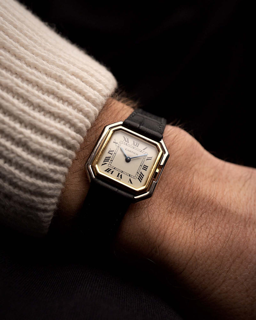 Orologio vintage Cartier Ceinture degli anni '80, oro bicolore, quadrante bianco, cassa quadrata, carica manuale, indossato su un polso su sfondo nero, video
