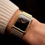 Orologio vintage Patek Philippe 3649 Jumbo del 1977, cassa in oro giallo 18 carati, quadrante in onice nero, movimento manuale, indossato su un polso su sfondo nero, video.