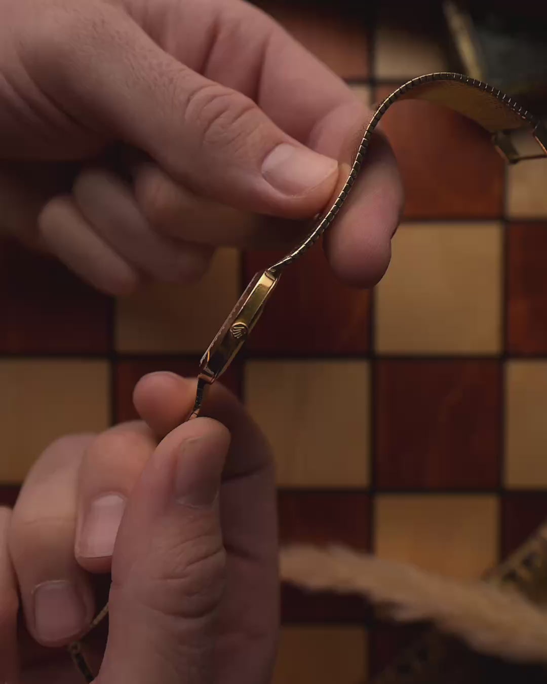 Orologio Rolex Cellini 4084 vintage, cassa quadrata in oro giallo 18 carati, quadrante dorato, carica manuale, bracciale in oro su sfondo sfocato, video dei dettagli.