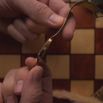 Orologio Rolex Cellini 4084 vintage, cassa quadrata in oro giallo 18 carati, quadrante dorato, carica manuale, bracciale in oro su sfondo sfocato, video dei dettagli.