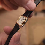 Orologio vintage Cartier Ceinture degli anni '80, oro bicolore, quadrante bianco, cassa quadrata, video dei dettagli.