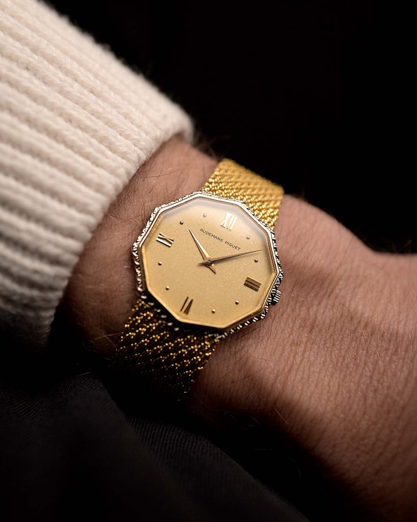 Orologio Audemars Piguet Octagon vintage degli anni '80, oro giallo 18 carati, quadrante in avventurina, movimento manuale, bracciale in oro su un polso su sfondo nero, video.