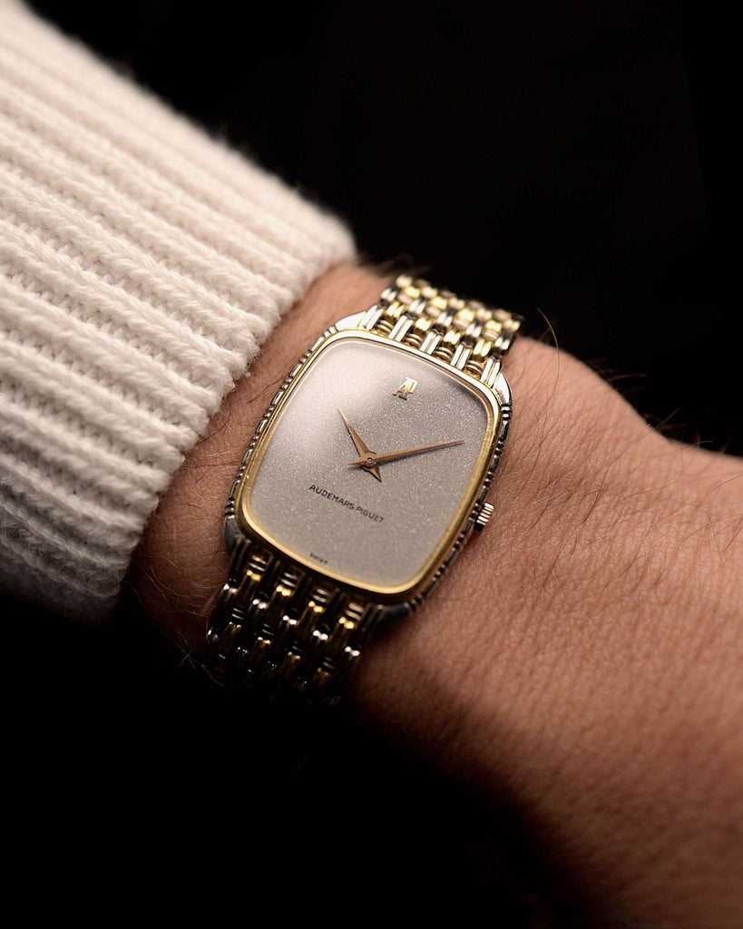 Video di un Audemars Piguet Two Tone Rectangular degli anni '80 su un polso. 28 mm in oro 18 carati 2 toni, Movimento a carica manuale, Quadrante argentato scintillante, Bracciale regolabile fino a 19,5 cm.