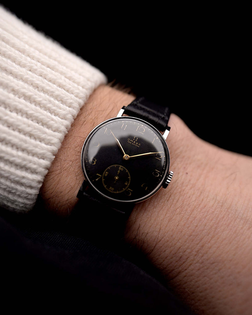 Video di un Omega Art Deco Black Syringe Sub Second 1939 d'epoca al polso. In acciaio inossidabile, 30 mm con movimento a carica manuale, quadrante nero opaco originale e cinturino in pelle.