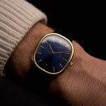 Orologio vintage Patek Philippe 3738 Ellipse Jumbo, in oro giallo 18 carati, quadrante blu, automatico, cinturino in pelle blu su un polso su sfondo nero, video