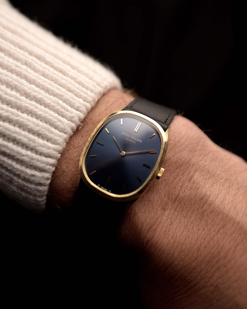 Patek Philippe Ellipse 3546 Blue vintage del 1971 al polso. 27 mm con cassa in oro giallo 18 carati, calibro 23-300 a carica manuale, quadrante blu a raggiera e cinturino in pelle originale.