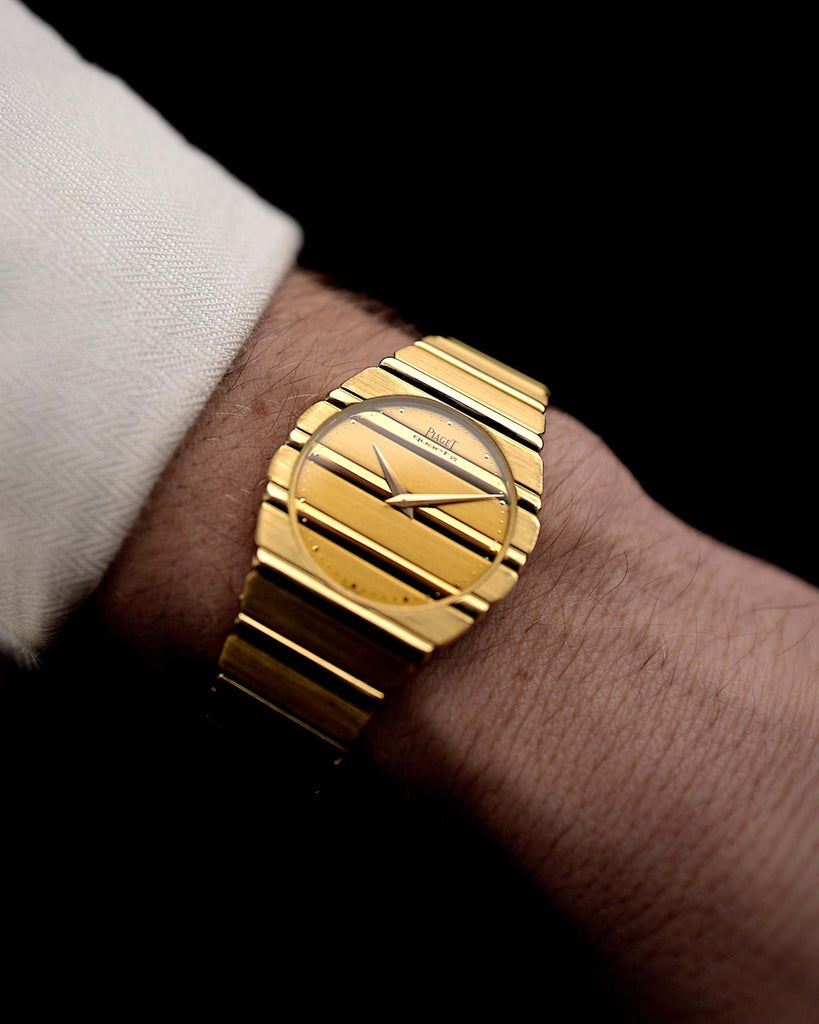 Video di un Piaget 791 Polo degli anni '80 al polso. Cassa da 30 mm, oro giallo 18 carati, quadrante in oro, bracciale integrato in oro 18 carati e movimento al quarzo.