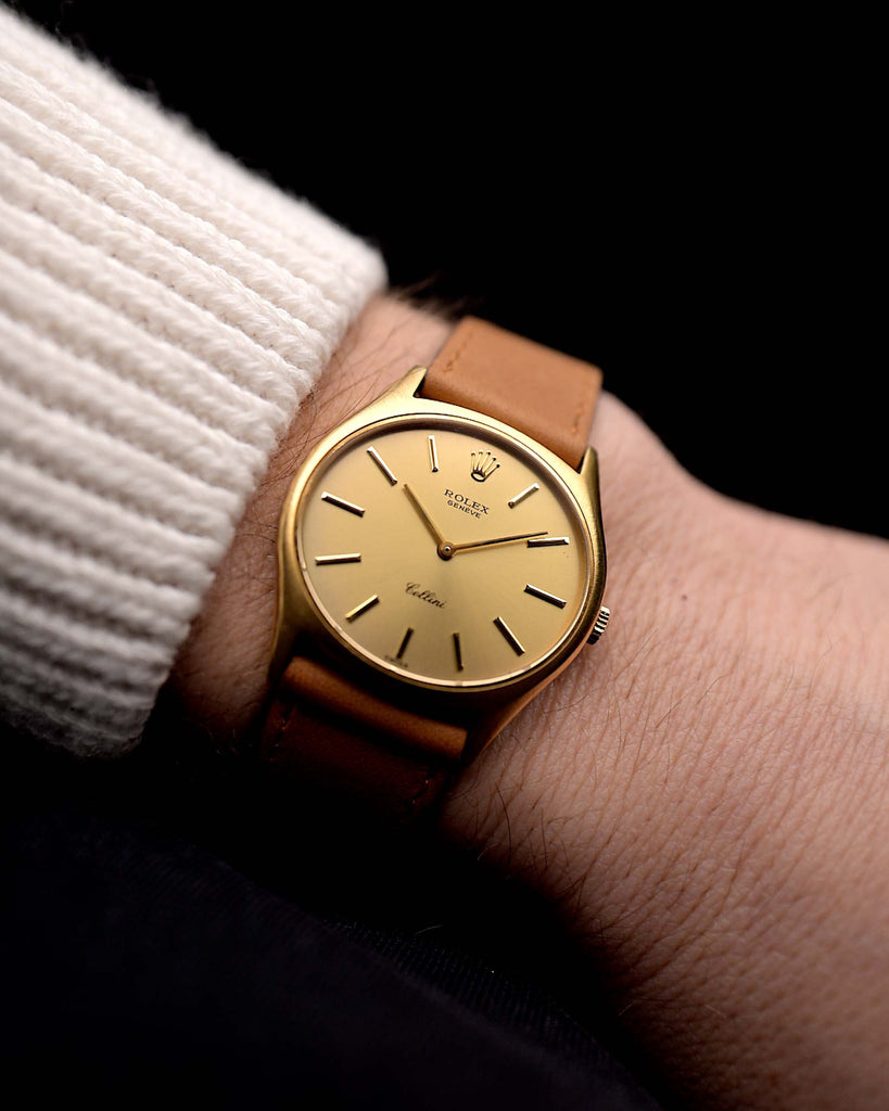 Un video di un Rolex Cellini 3806 Ellipse 18k vintage del 1974 su un polso in oro giallo. 32 mm, movimento a carica manuale, quadrante originale dorato e lancette e corona originali con cinturino in pelle marrone cognac.