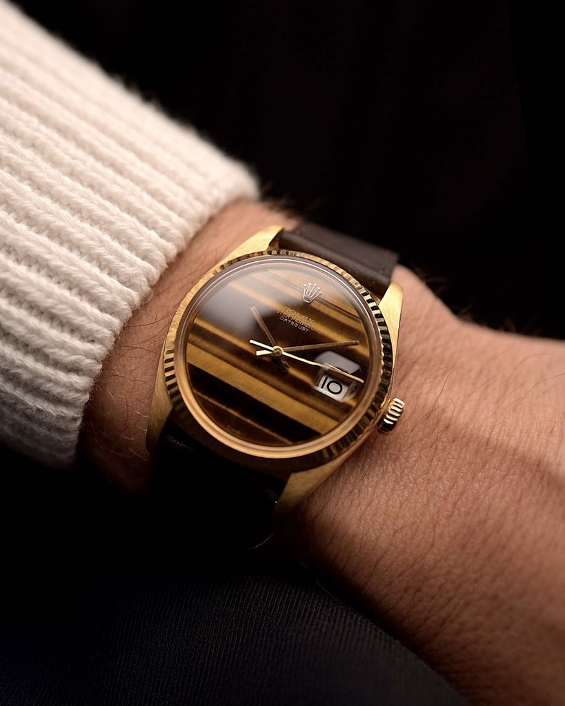 Rolex Datejust 1601 Tiger Eye vintage del 1974 al polso. 36 mm con cassa in oro giallo 18 carati, quadrante con pietre Tiger Eye, movimento automatico e cinturino in pelle.