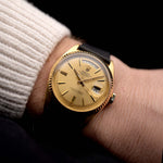 Un video di un Rolex Day Date 1803 Pie Pan vintage del 1966 al polso. Oro giallo, Calibro automatico 1556 da 36 m con quadrante dorato e impeccabile e cinturino in pelle.