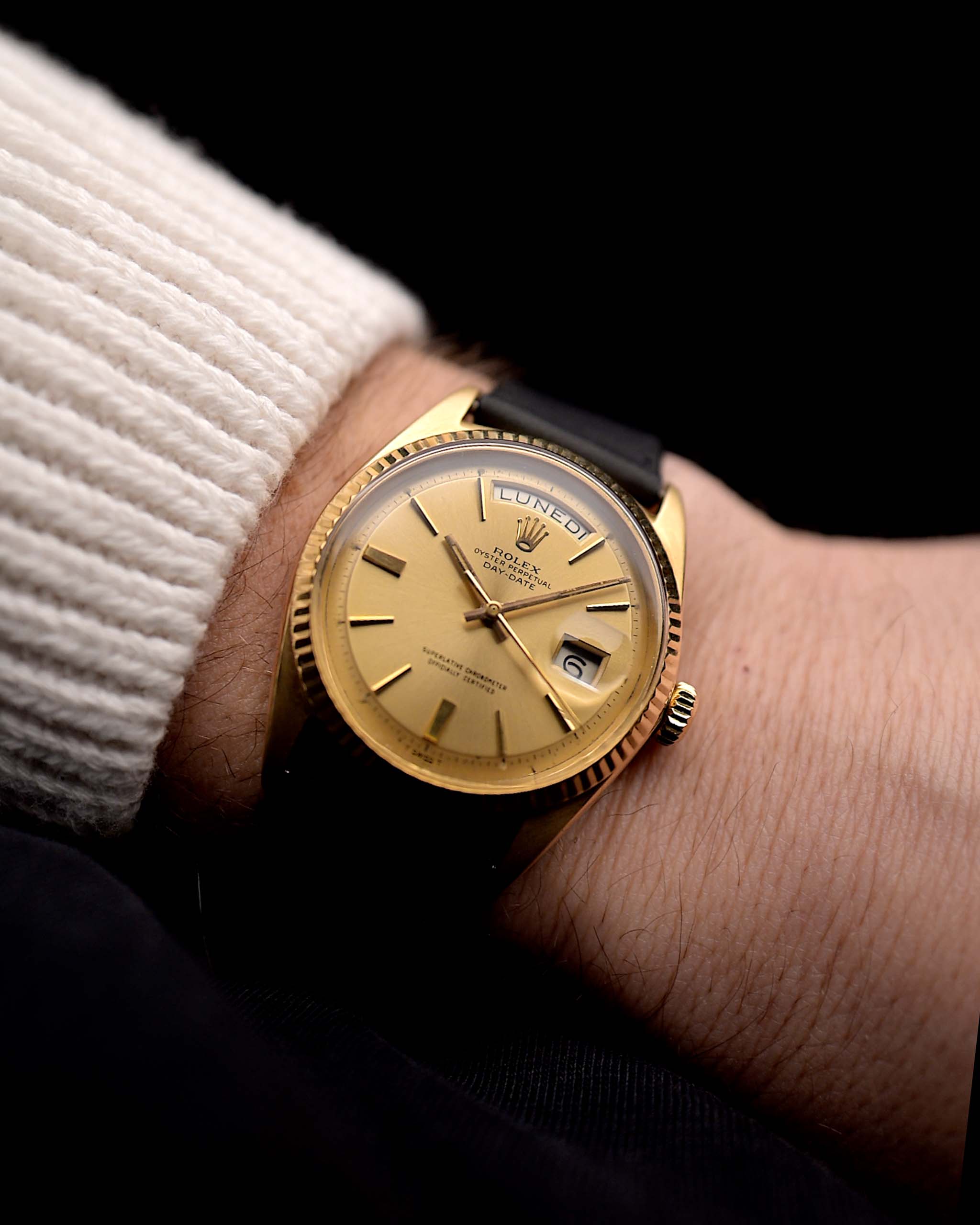 Un video di un Rolex Day Date 1803 Pie Pan vintage del 1966 al polso. Oro giallo, Calibro automatico 1556 da 36 m con quadrante dorato e impeccabile e cinturino in pelle.