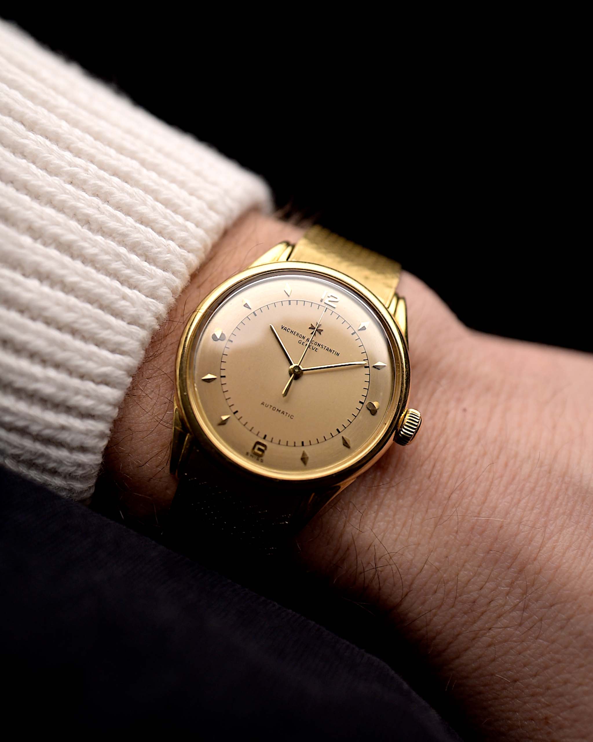 Un video di un Vacheron Constantin Gold Spillman Jumbo d'epoca degli anni '50 su un polso. In oro giallo, 36,5 mm, movimento automatico Hammer con quadrante originale bicolore impeccabile e bracciale originale in oro.