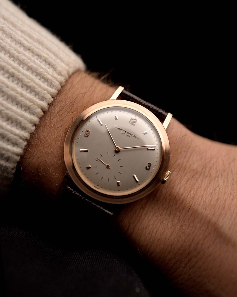 Orologio da polso vintage Vacheron Constantin degli anni '40, oro rosa 18 carati, quadrante argentato, movimento manuale, cinturino in pelle di lucertola goffrata su un polso su sfondo nero, video disponibile.